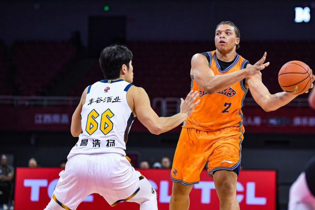 IM体育在线注册-上海男篮迎战江苏队：双方实力对比悬殊